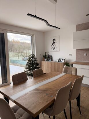 Dubový jídelní stůl s epoxidem Vintergatan